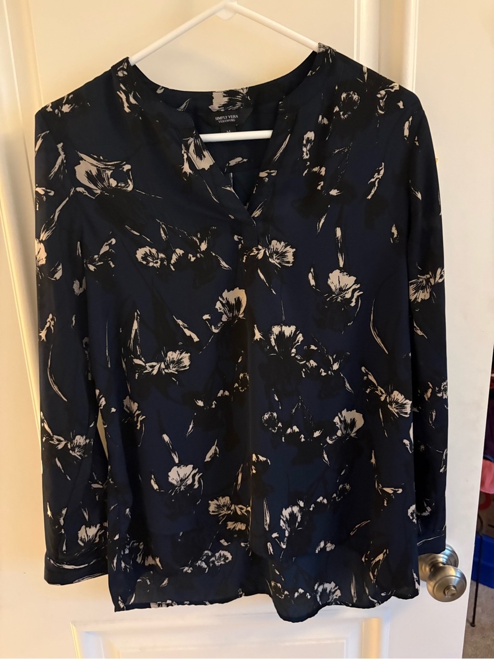 Simply Vera Vera Wang navy v-neck blouse